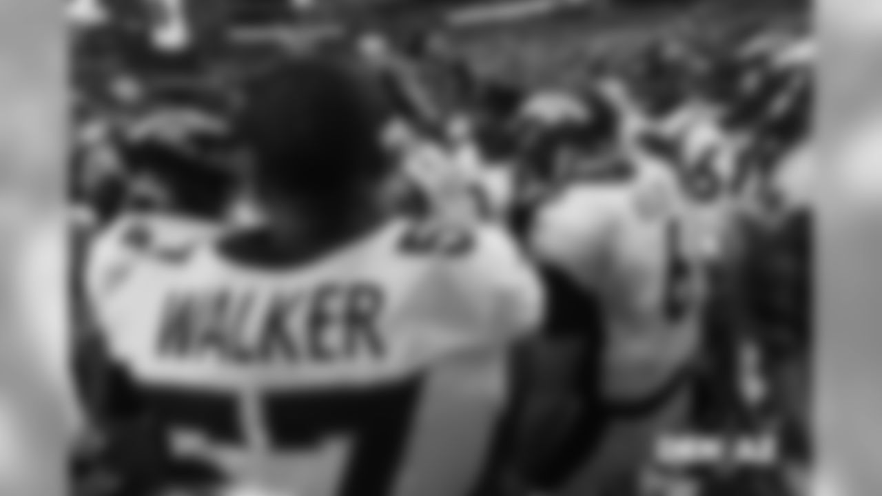 Emmanuel Sanders breaks down the team huddle pregame before the Broncos' Week 7 game against the Arizona Cardinals at State Farm Stadium on October 18, 2018.