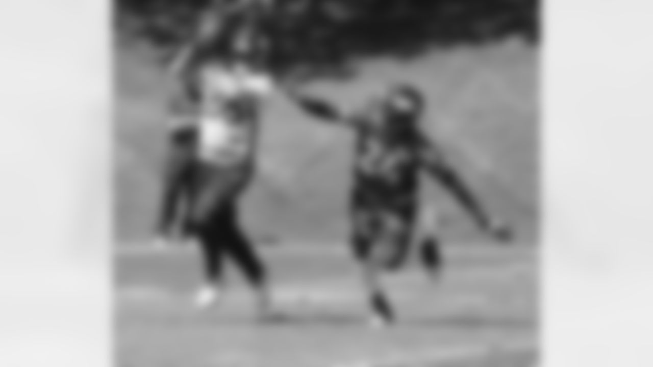 Thomas catches a pass with Bailey in coverage.