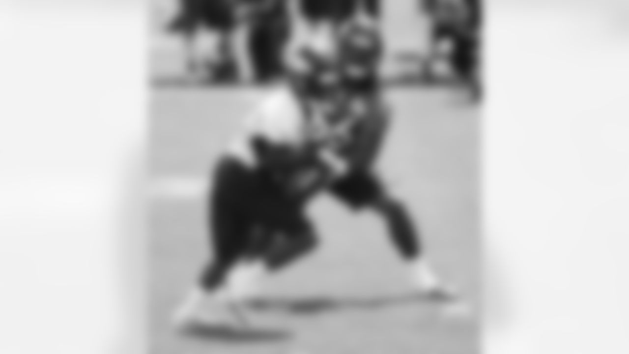Holliday holds onto a pass despite tight coverage from Irving.