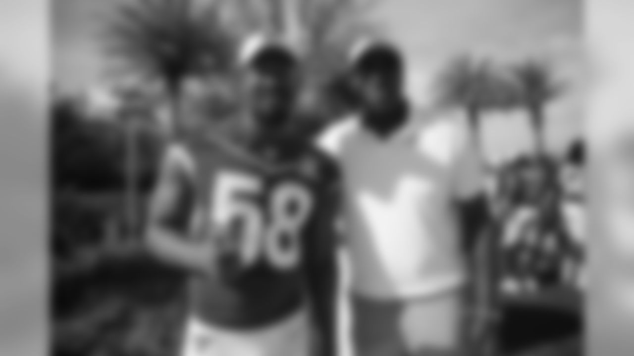 Von Miller and Hall of Famer Bruce Smith during the AFC's team photo session for the 2020 Pro Bowl outside the team hotel in Orlando, Florida, on January 23, 2020. (Photo by Ben Swanson/DenverBroncos.com)