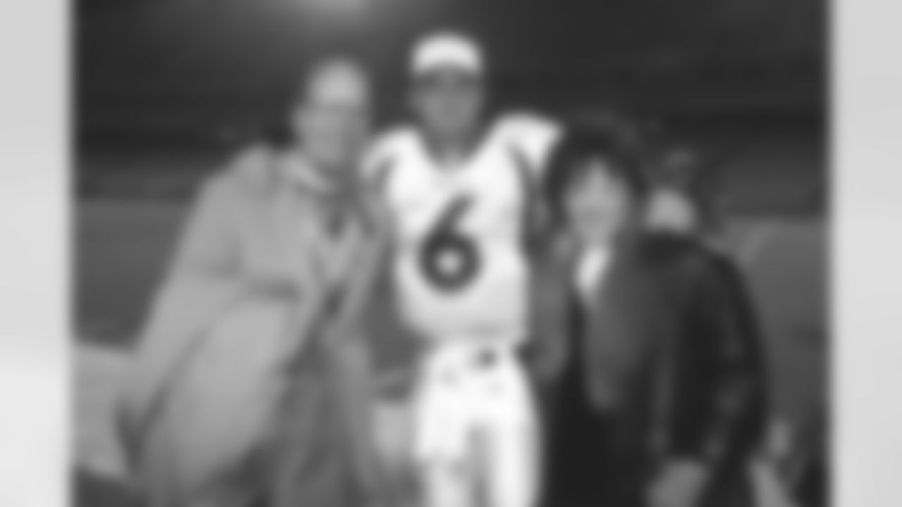 Bubby Brister and his parents against the Kansas City Chiefs at Arrowhead Stadium in Kansas City, MO on November 16, 1998.