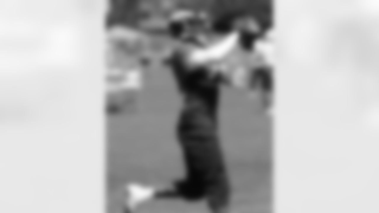 CB Tracy Porter makes a catch.