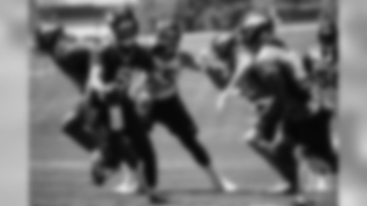 Derek Wolfe looks to make a play during the Broncos' practice on the ninth day of their OTAs on May 31, 2019.