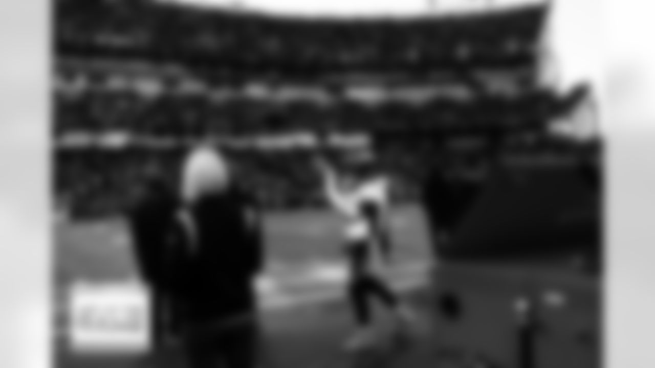 Russell Wilson warms up throwing passes in a sunbeam on the sideline during the Broncos' Week 10 game against the Tennessee Titans at Nissan Stadium in Nashville, Tennessee on November 13, 2022. (Photo by Ben Swanson)