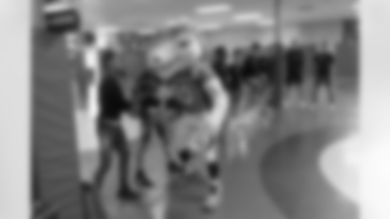 Broncos players, alumni and cheerleaders tour on Tuesday, November 8, 2022 in Colorado Springs.
Photo by Gabriel Christus / Denver Broncos