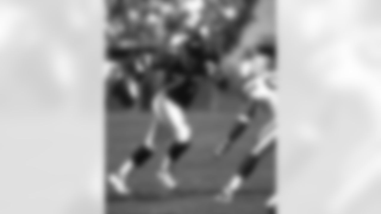 Tony Jones moves in to block an oncoming defender against the Green Bay Packers at Mile High Stadium in Denver, CO on August 13, 2000.