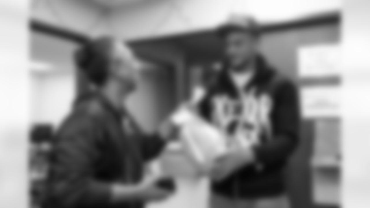 at Pat Surtain II's Thanksgiving Turkey Giveaway for families at Family Promise in Denver on November 22, 2022. (Photo by Ben Swanson)