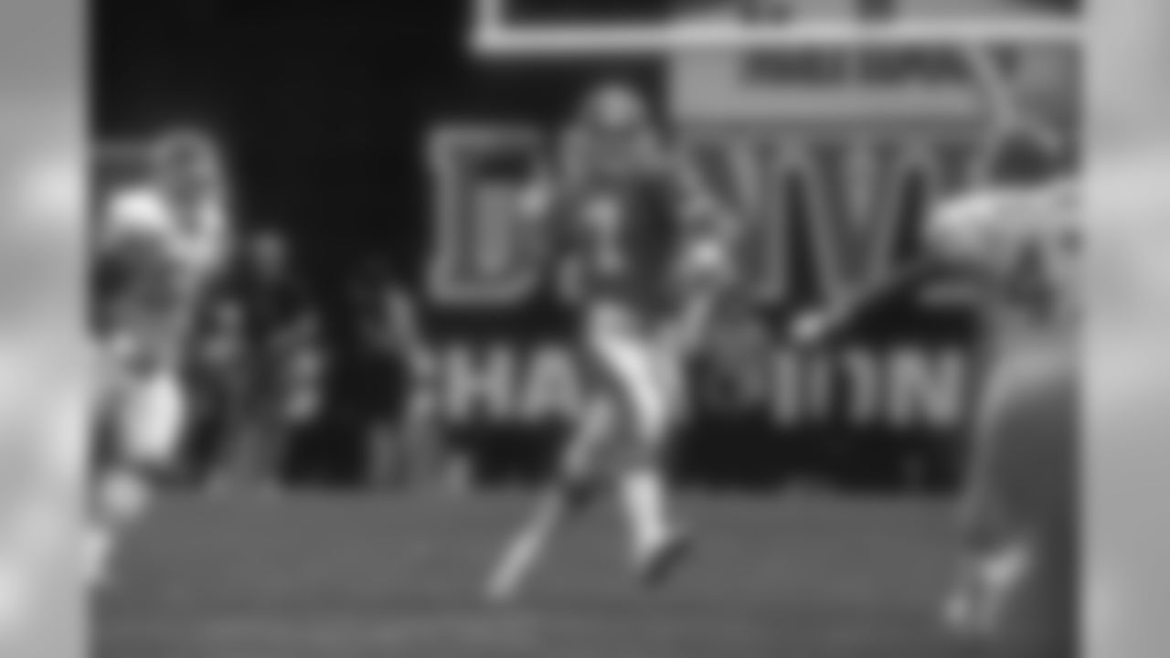 John Elway passes against the Kansas City Chiefs October 4, 1992.