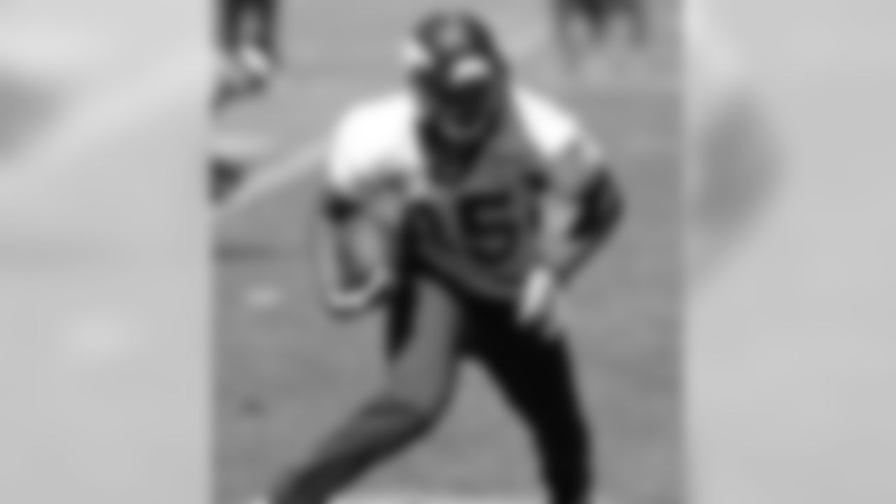 King turns upfield after making a catch.