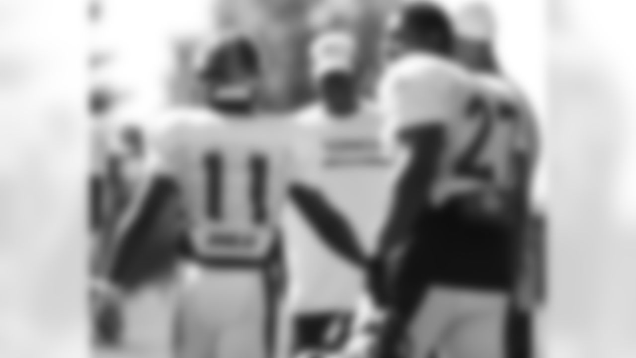 Tolbert congratulates Trindon Holliday after a catch.