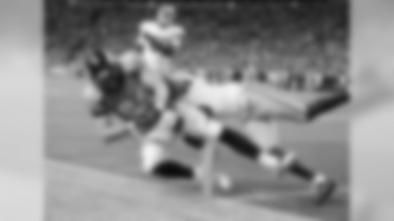 Tight end John Phillips