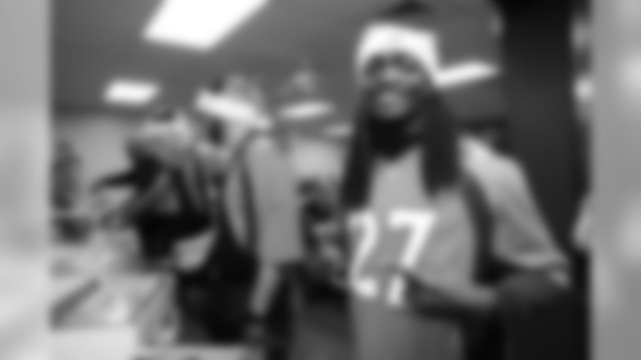 Davontae Harris and teammates serve dinner at the Denver Rescue Mission's 20th annual holiday party at the Mission's The Crossing location on December 9, 2019. (Photo by Ben Swanson)