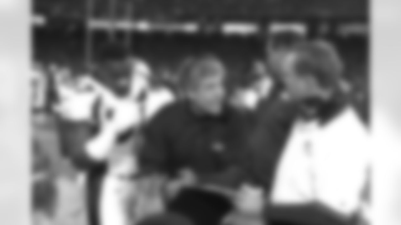 San Francisco: Defensive coordinator Greg Robinson discusses strategy with Allen Aldridge looking over his shoulder against the San Francisco 49ers at 3Com Park in San Francisco, CA on December 15, 1997.