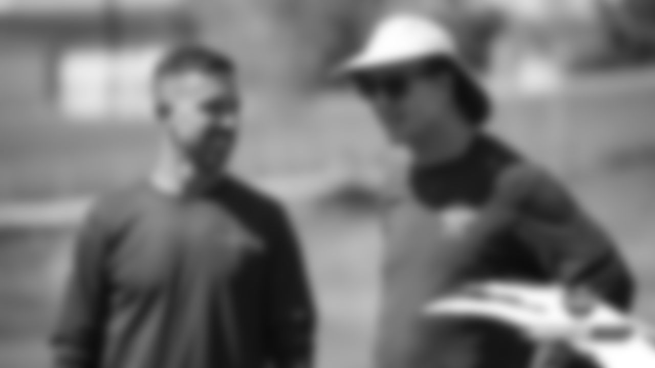 49ers head coach Kyle Shanahan talks with former Broncos quarterback Peyton Manning at a joint practice with the San Francisco 49ers on the 19th day of training camp on August 16, 2019.