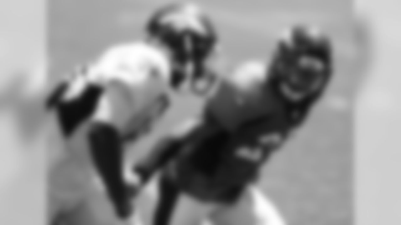 CB Chris Harris keys in on his man.