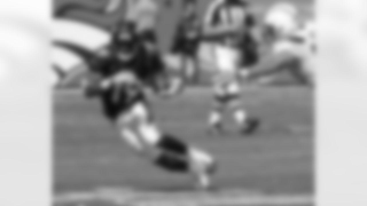 Eddie Royal looks for room to run against the Chargers.