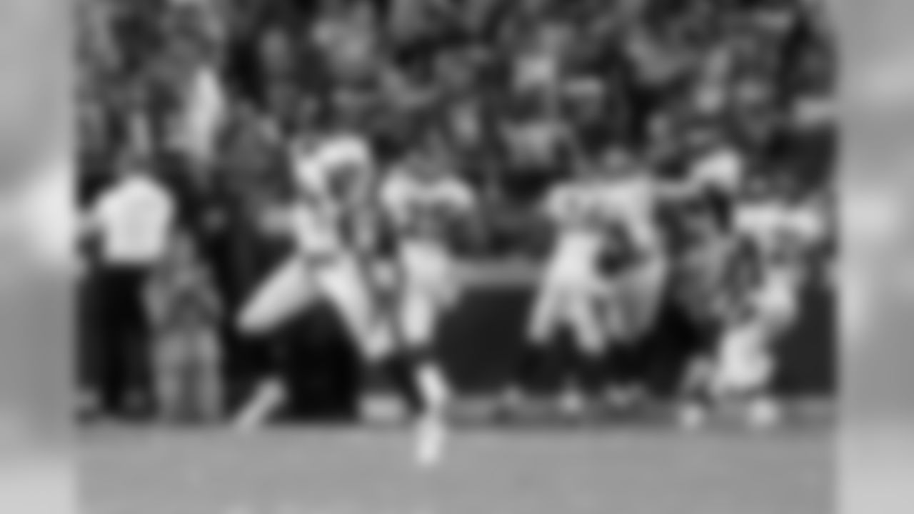 DeMarcus Ware (94) celebrates during the fourth quarter of a game against the Kansas City Chiefs at Arrowhead Stadium on Thursday, September 17, 2015 in Kansas City, Missouri. Denver won 31-24. (Aaron M. Sprecher via AP)
