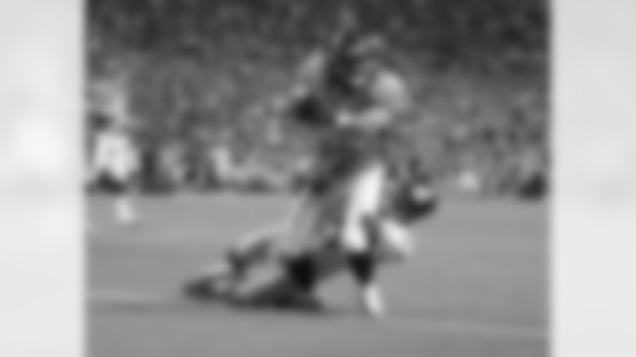 Tamme reaches the ball into the end zone.