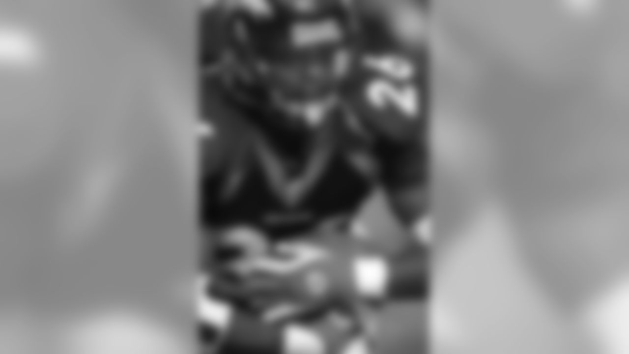 Clinton Portis loosens up during the pregame drills against the Kansas City Chiefs at Invesco Field at Mile High in Denver, CO on December 15, 2002.