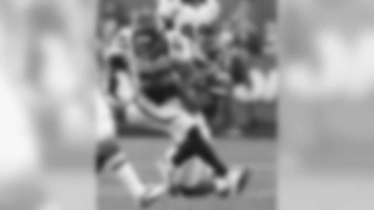 WR Eric Decker battles a Chiefs defender for yardage.
