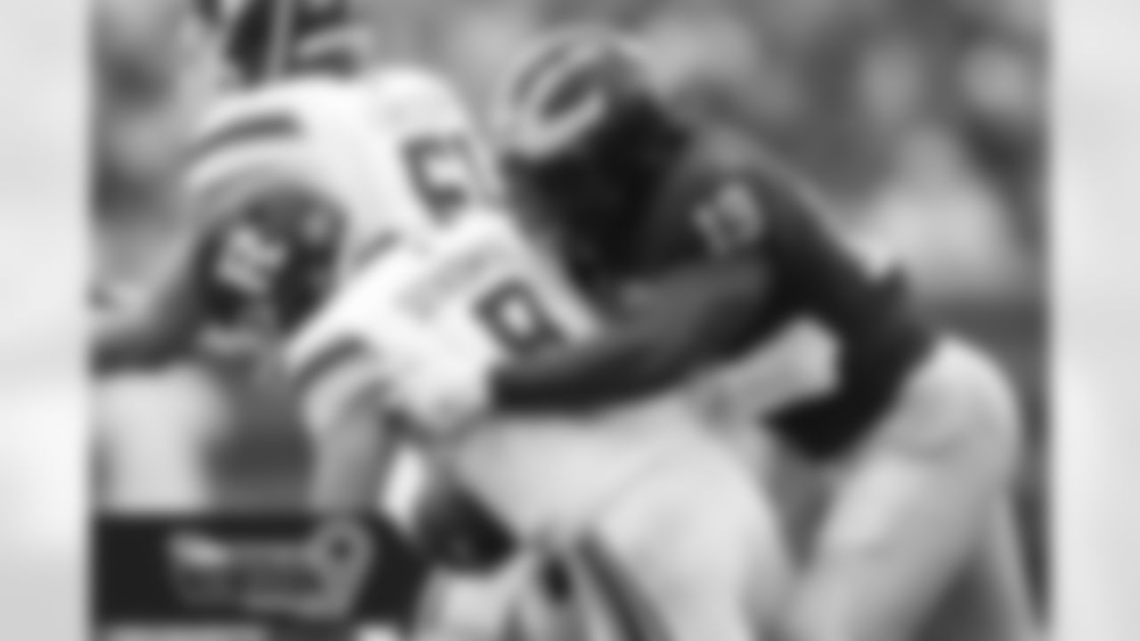 Snippet from Daniel Jeremiah: "Paye has the ideal frame and explosiveness for an NFL edge rusher. He's at his best playing on the outside, but Michigan had him moving all around their front, including playing head-up over the center."
(AP Photo/Paul Sancya, File)