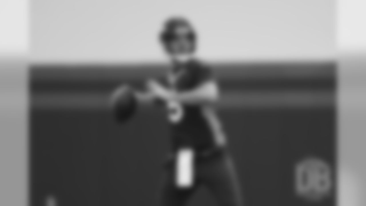 Joe Flacco throws a pass during the first day of voluntary veteran minicamp on April 16, 2019.