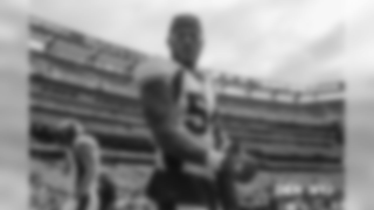 Shane Ray during pregame warmups before the Broncos' Week 5 game against the New York Jets at MetLife Stadium on October 7, 2018.