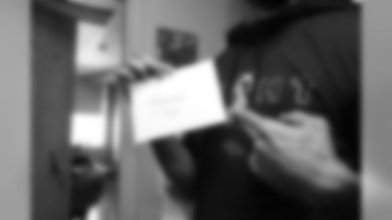 Justin Simmons holds up a letter that was left for the players during a visit to UCHealth University of Colorado Hospital on September 30, 2019. (Photo by Ben Swanson)