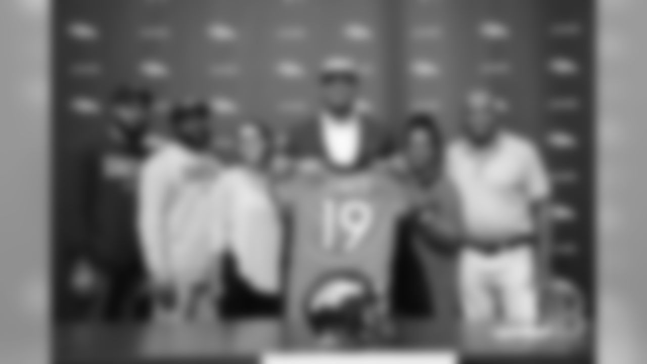 Dre'Mont Jones poses for a photo with his family during the arrival tour for Day 2 picks at UCHealth Training Center on April 27, 2019 after the Broncos drafted them in the 2019 NFL Draft.
