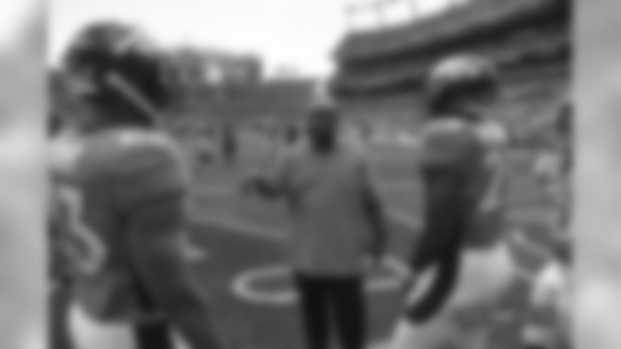 Curtis Modkins in with running backs pre-game warmups before an NFL game against the Oakland Raiders, Sunday, Sep. 16, 2018, in Denver. (Photo: Eric Lars Bakke)