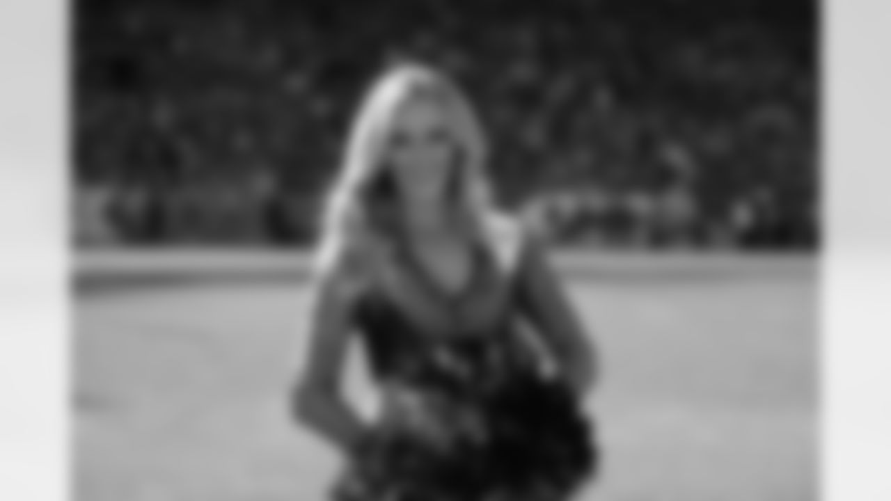 Denver Broncos cheerleaders on the sidelines during the NFL game against the New York Jets in Denver, Colorado, Sept. 26, 2021.
(Photo: Eric Lars Bakke)