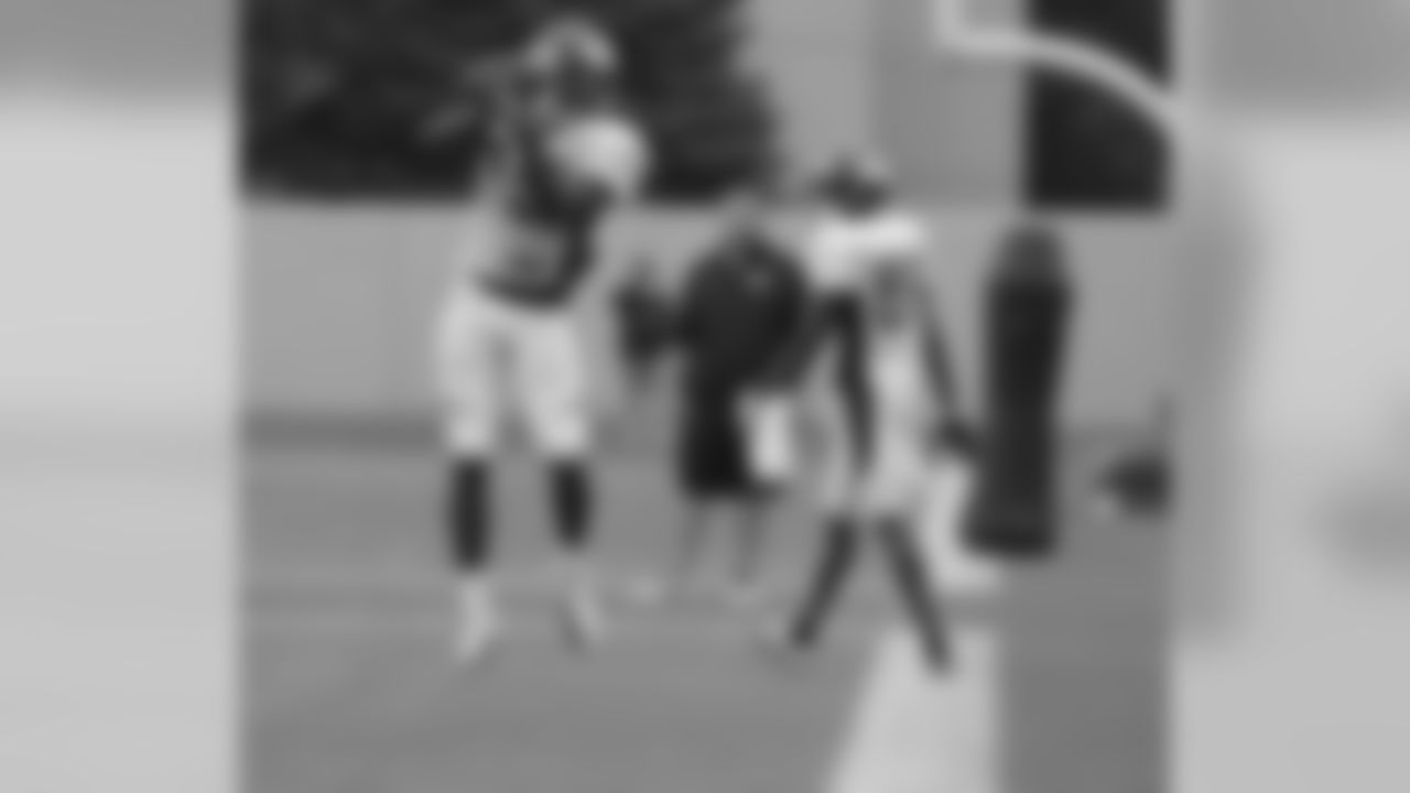 King catches a pass in the end zone as Greg Orton watches.