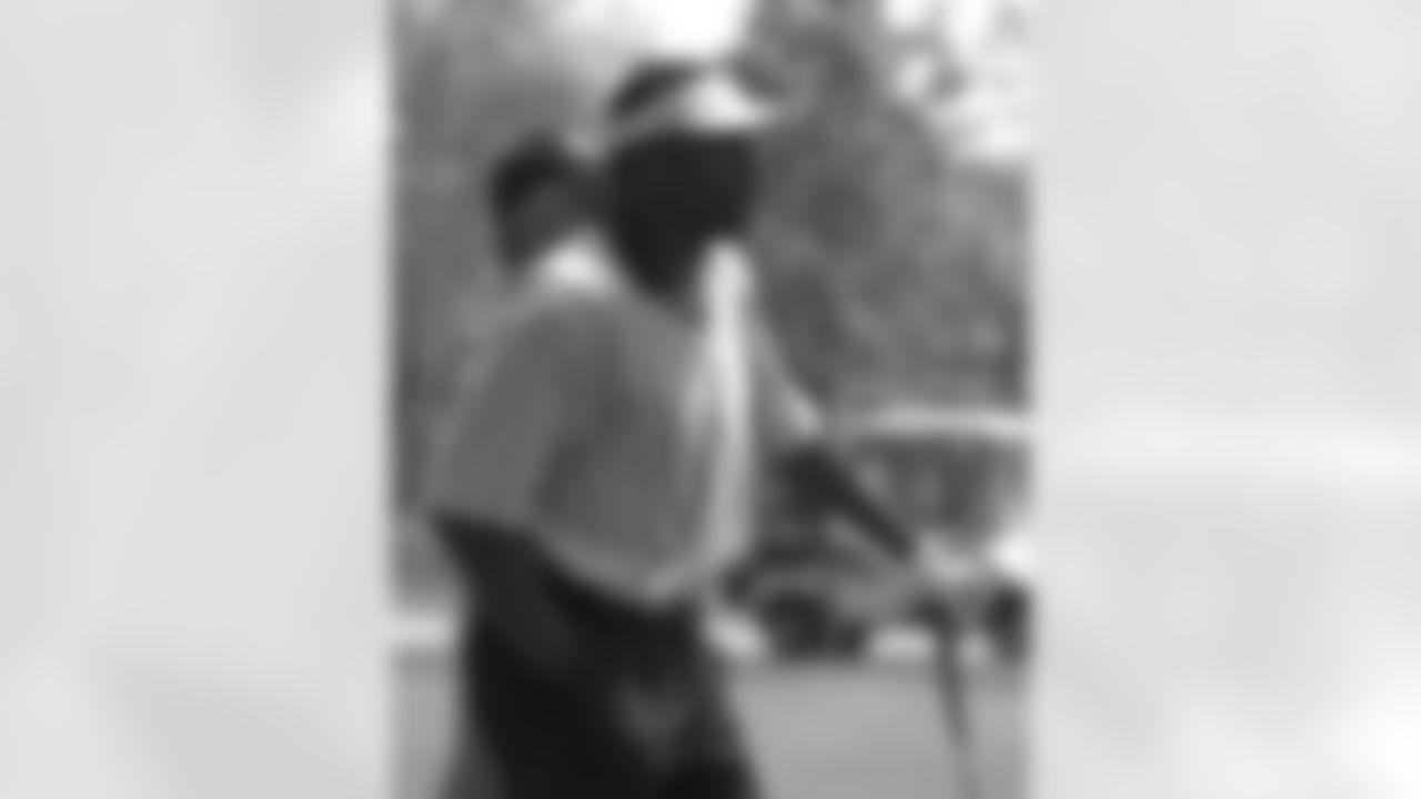 Rod Smith and various players, coaches, alumni and local celebrities take part in the annual Mike Shanahan Golf Classic in 2002.