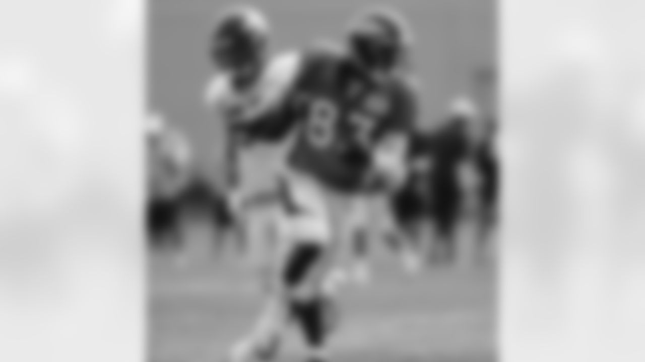 WR Jason Hill runs after a catch.