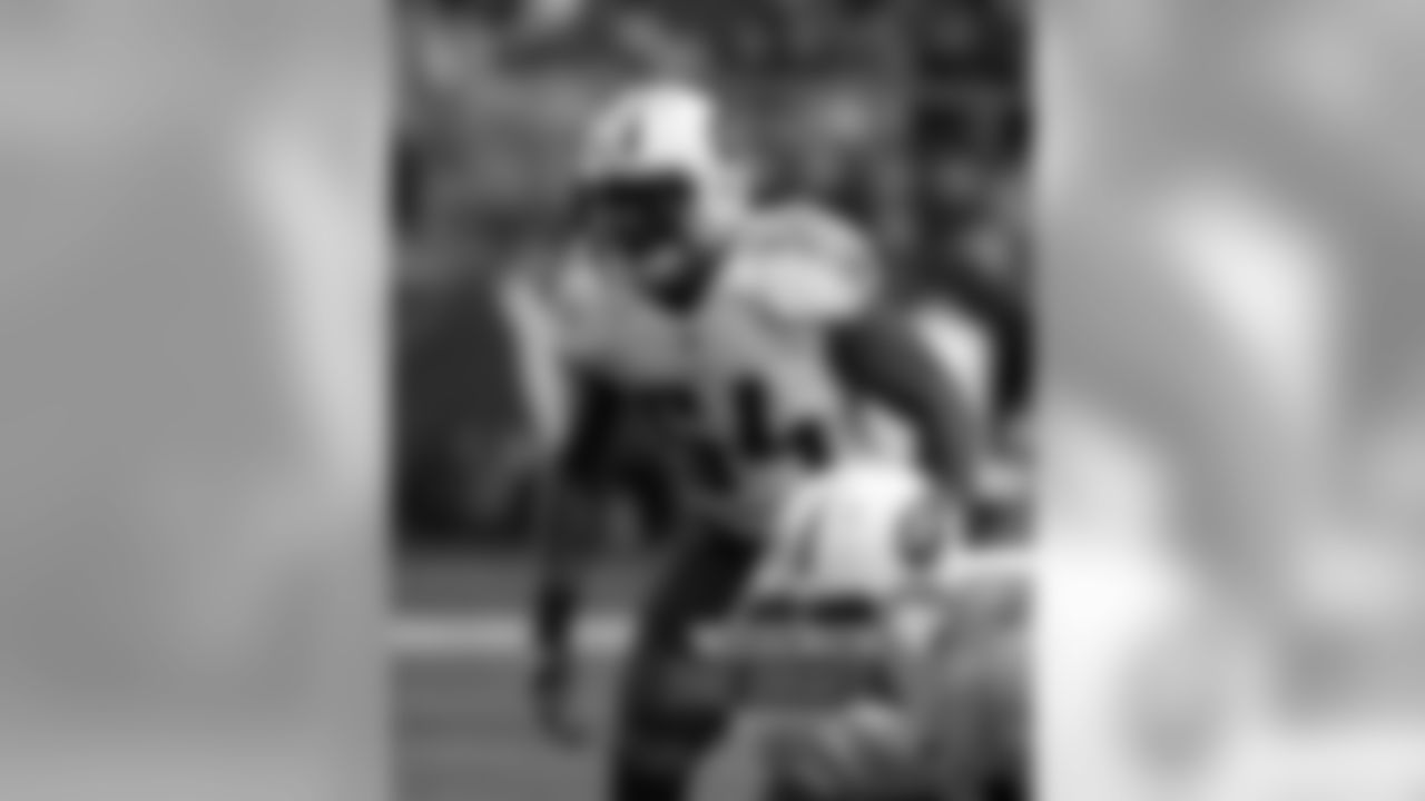 Williamson is one of the league's strongest linebackers against the run, and although he has endured some ups and downs in pass coverage, the 246-pounder's status as an outstanding two-down linebacker should ensure he's snapped up quickly. Williamson also has two 100-tackle seasons in the last three years. (Rick Scuteri/AP Images)