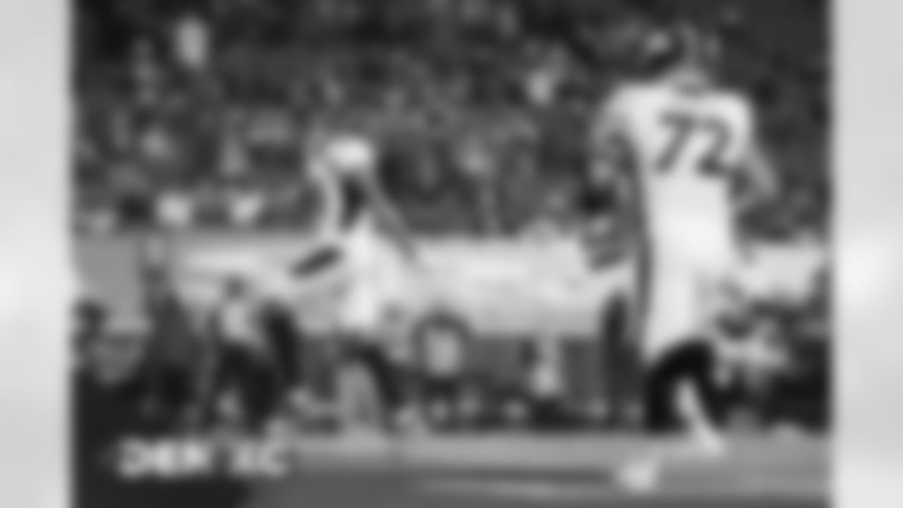 Game action during the second half of the Broncos' Week 13 game against the Kansas City Chiefs at Arrowhead Stadium in Kansas City, Missouri. (Photo by Gabriel Christus)