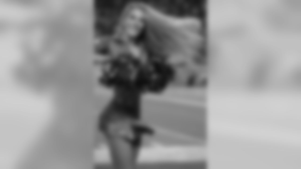 171112, Denver Broncos, New England Patriots, NEP, SNF DBC, Cheerleaders Morgan