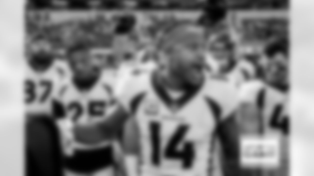 Courtland Sutton speaks in the team huddle during pregame warmups before the Broncos' Week 16 game against the Los Angeles Rams at SoFi Stadium in Inglewood, California on December 25, 2022. Photo by Ben Swanson/DenverBroncos.com