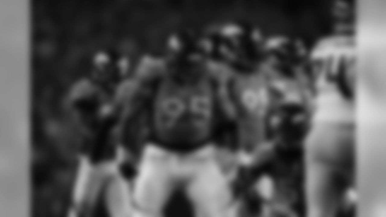 DE Derek Wolfe