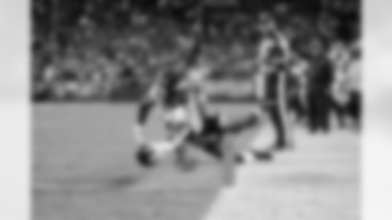 Denver Broncos running back Melvin Gordon (25) scores a touchdown during an NFL football game against the Cleveland Browns on Thursday, October 21, 2021 in Cleveland, Ohio. (Cooper Neill/NFL)