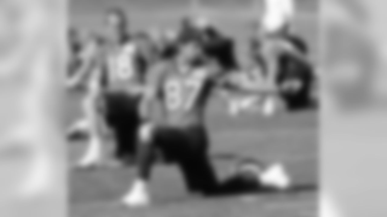 WR Eric Decker loosens up before practice.