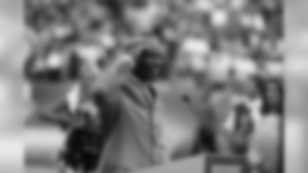 Terrell Davis gives a Mile High Salute to fans during his Ring of Fame induction speech.
