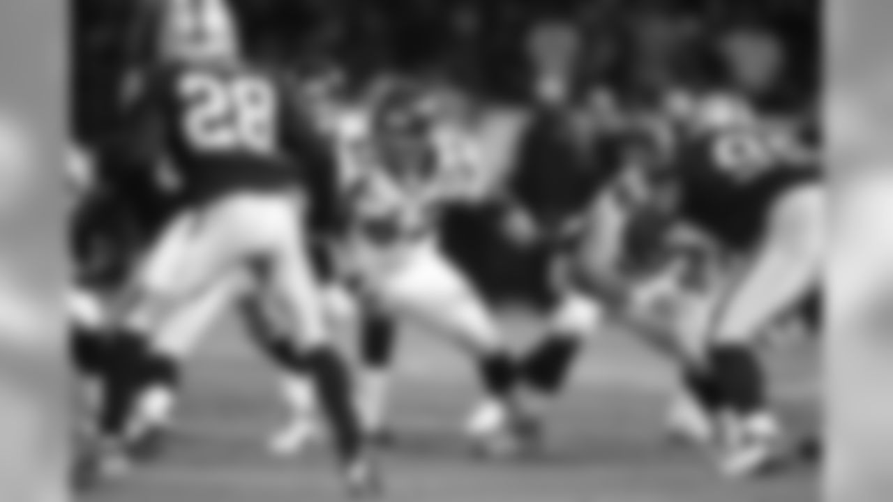 After signing with the Broncos in 2008, Casey Wiegmann earned the first and only Pro Bowl selection of his career. He played one more season in Denver before returning to Kansas City, where he spent nine years of his career.