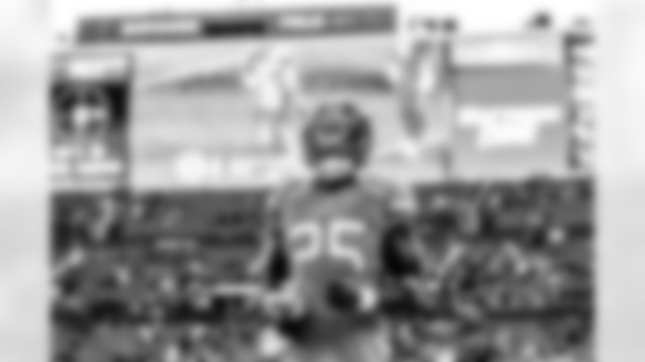 Melvin Gordon III before the Broncos' Week 10 game against the Philadelphia Eagles at Empower Field at Mile High in Denver, Colorado on November 14, 2021. (Photo by Ben Swanson)