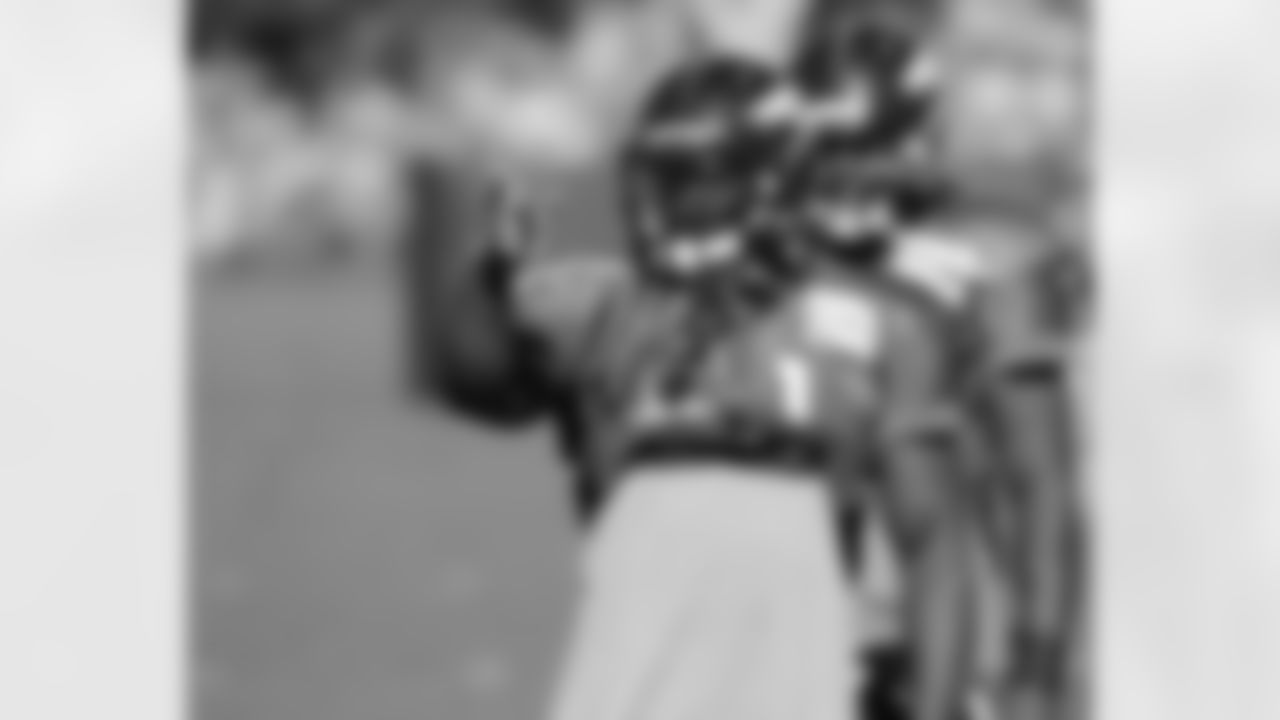 LB Joe Mays signals before the snap.
