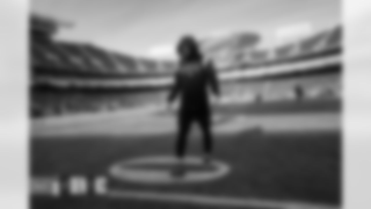 Chase Edmonds before the Broncos' Week 17 game against the Kansas City Chiefs at GEHA Field at Arrowhead Stadium in Kansas City, Missouri on January 1, 2023. Photo by Ben Swanson