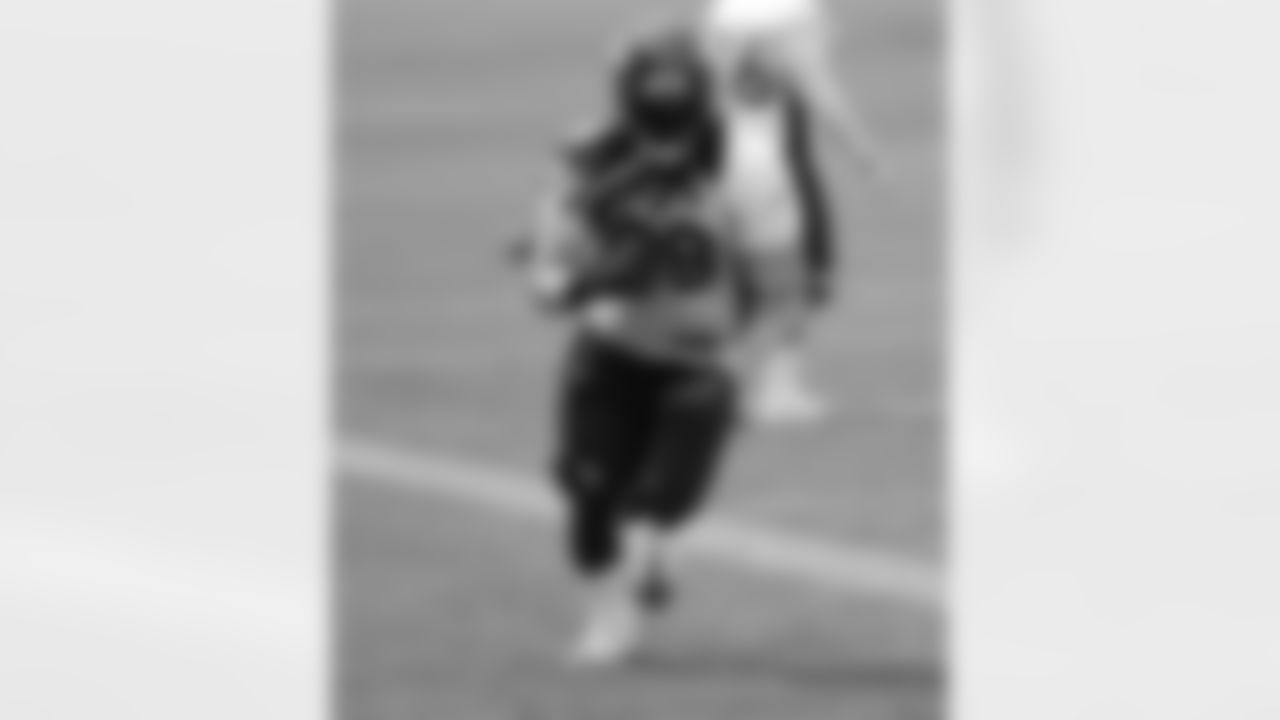 S Quinton Carter runs through a drill.