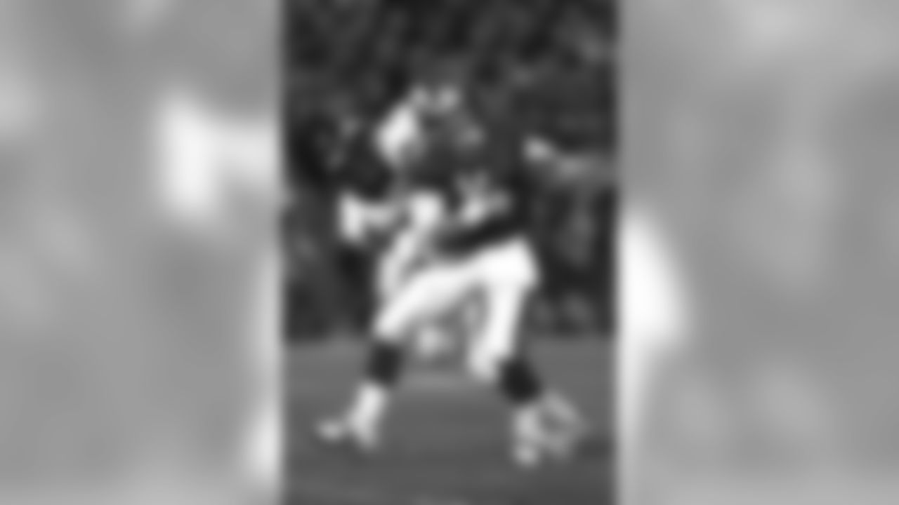 Alfred Williams sacks quarterback Steve Young against the San Francisco 49ers at 3Com Park in San Francisco, CA on December 15, 1997.