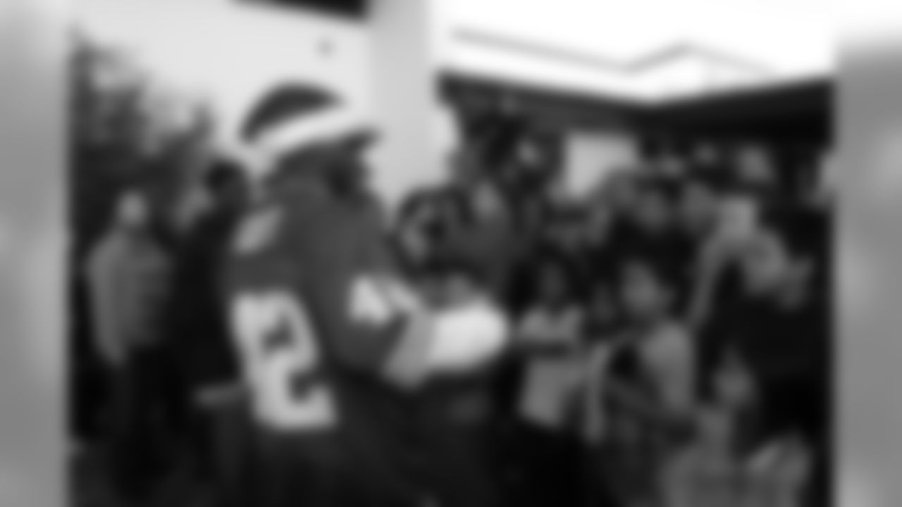 Clinton Portis made a special visit to the Denver Broncos Boys & Girls Club in Montbello to hand out Xbox video games to the kids. Portis was there to spend time with the kids and play the new Project Gotham Racing 2 video game for Xbox with the children.