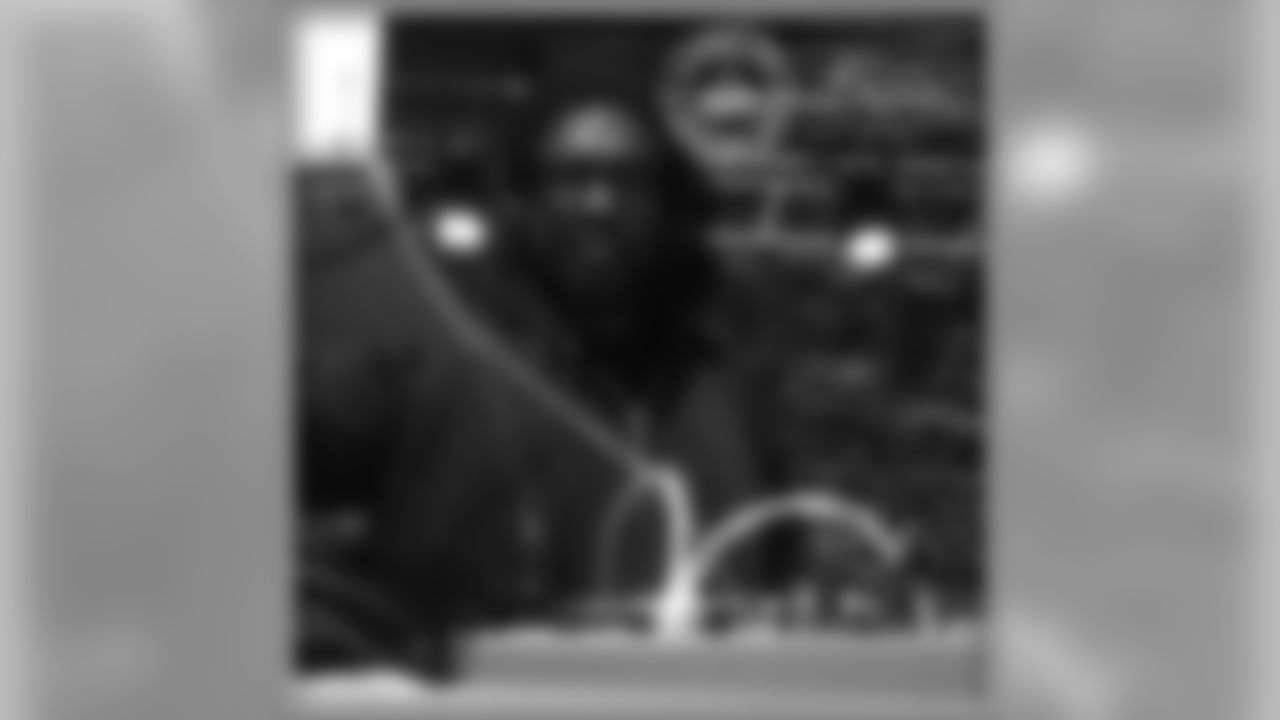 http://www.denverbroncos.com/news-and-blogs/article-1/Super-Bowl-Postcards-Everythings-Bigger/48fd1789-ecb7-4246-aa66-175e6731390f